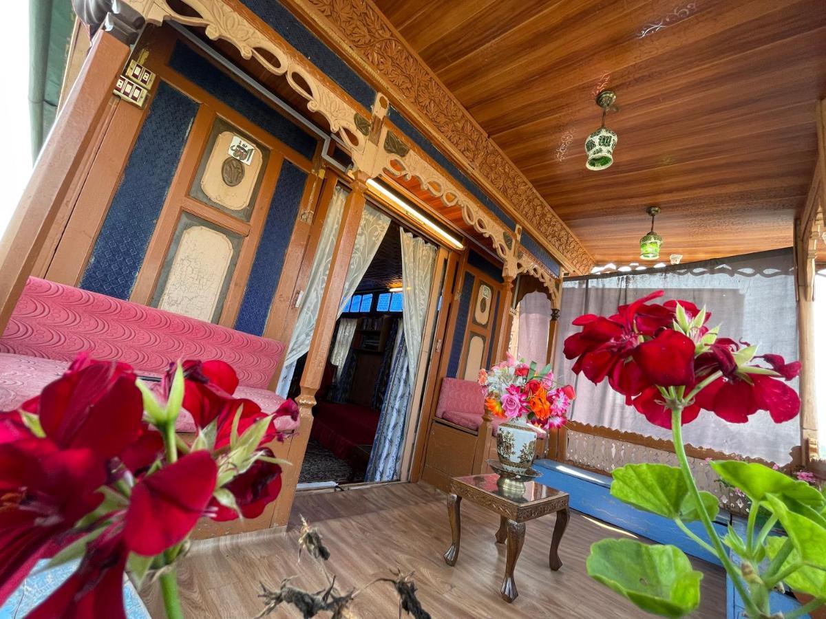 Houseboat Blue Dolphin * Srinagar (Jammu and Kashmir)