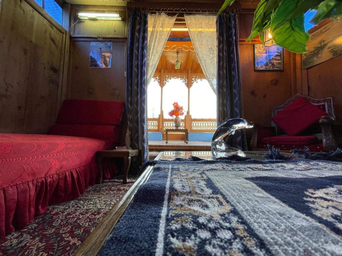Botel Houseboat Blue Dolphin *