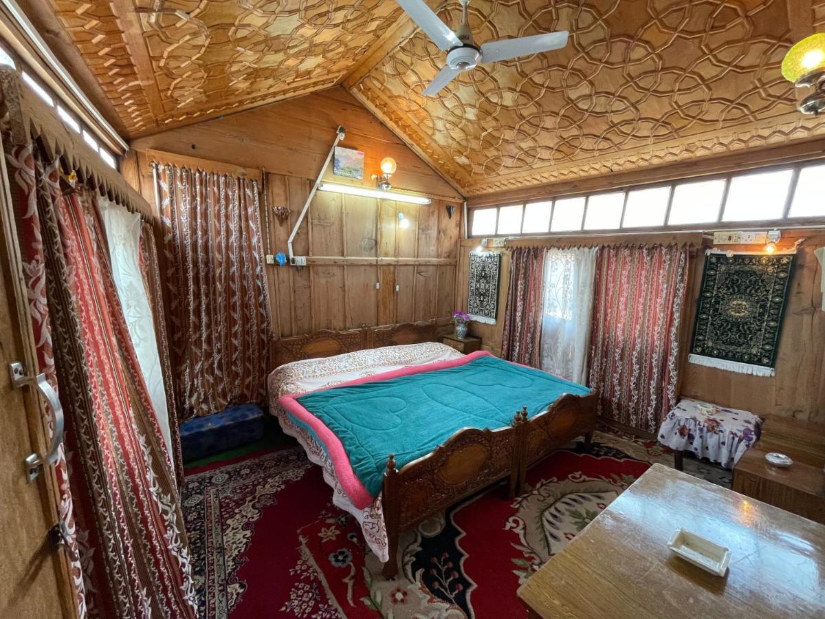 Houseboat Blue Dolphin Srinagar (Jammu and Kashmir)