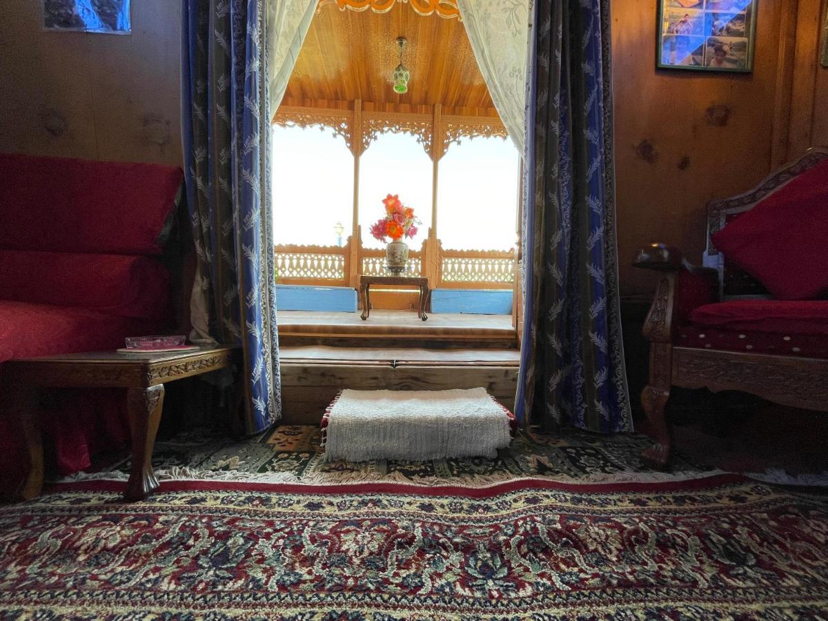 Botel Houseboat Blue Dolphin Srinagar (Jammu and Kashmir)