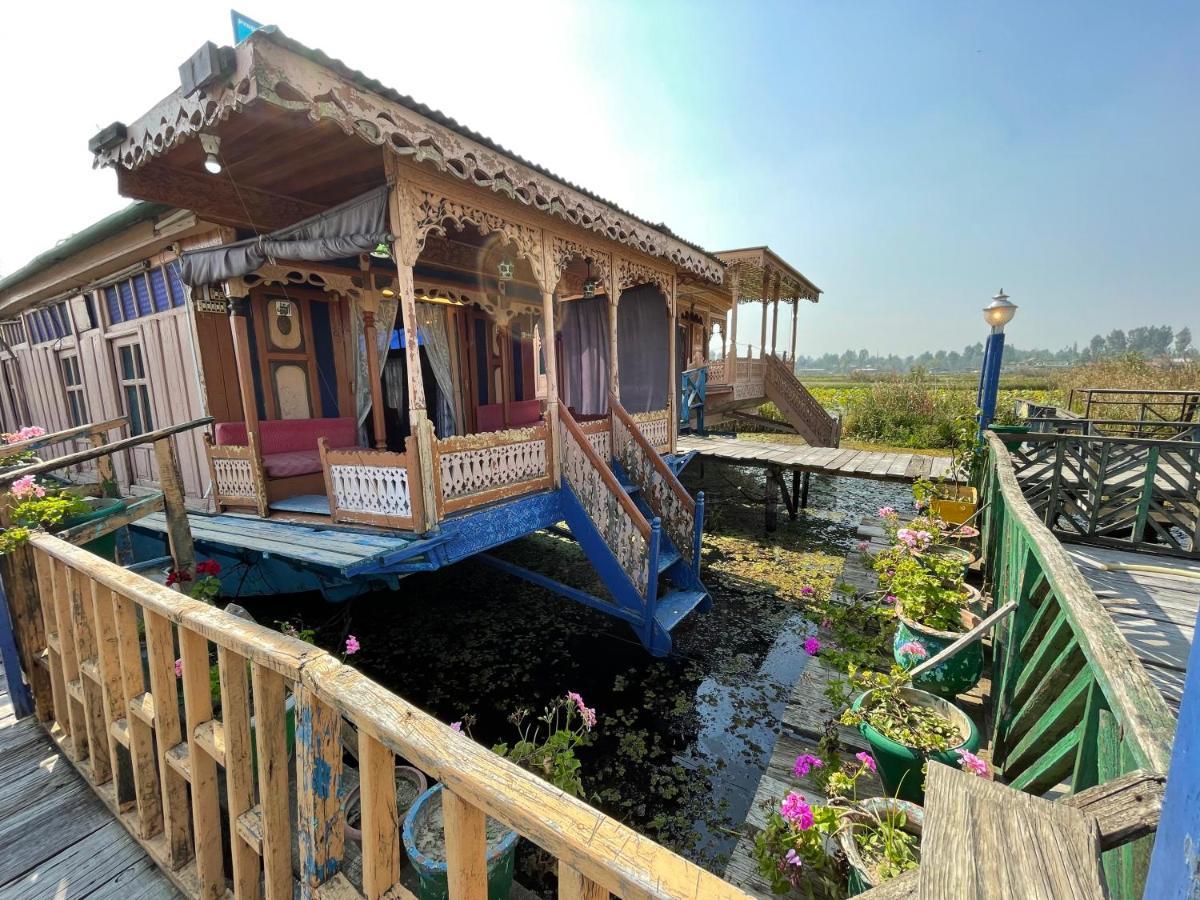Houseboat Blue Dolphin Botel
