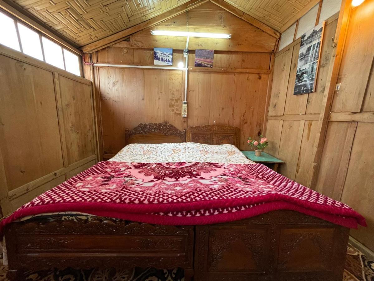 Houseboat Blue Dolphin Botel Srinagar (Jammu and Kashmir)