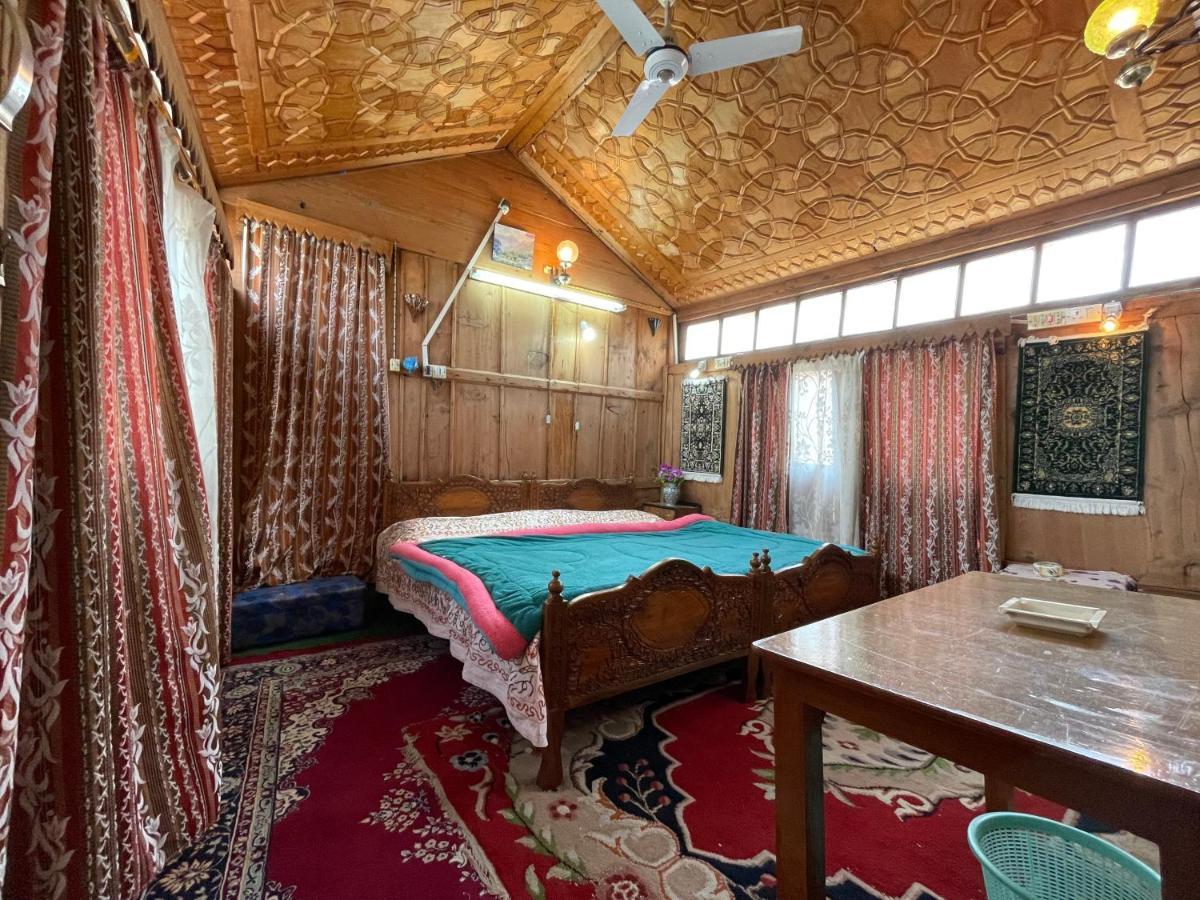 Houseboat Blue Dolphin Botel *