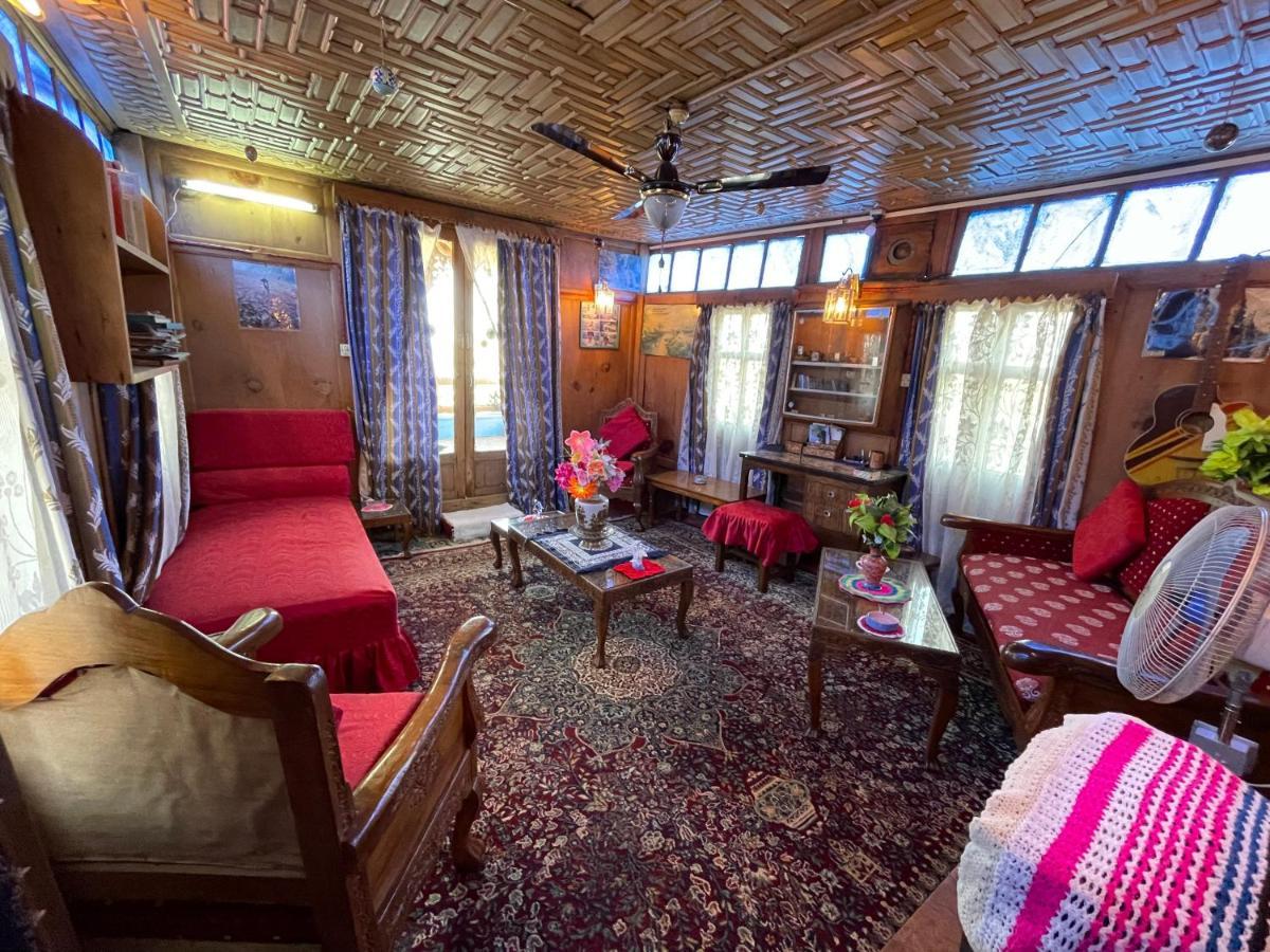 Botel Houseboat Blue Dolphin