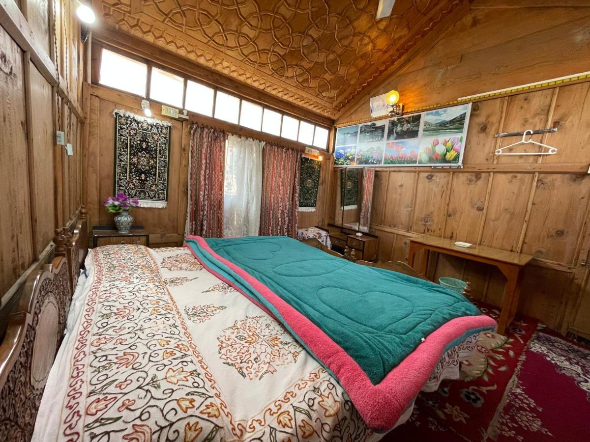 Houseboat Blue Dolphin Botel Srinagar (Jammu and Kashmir)