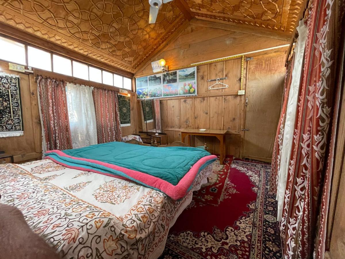 Houseboat Blue Dolphin