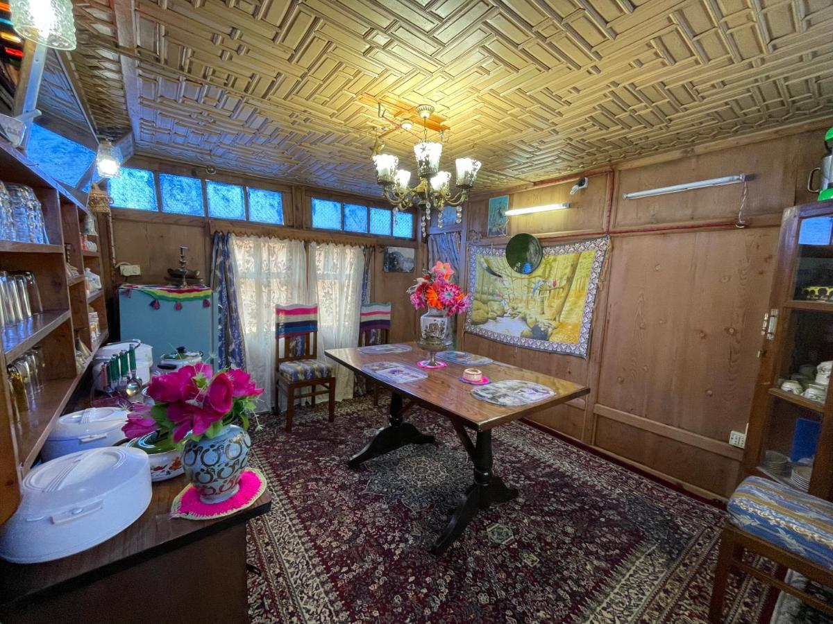 Botel Houseboat Blue Dolphin Srinagar (Jammu and Kashmir)