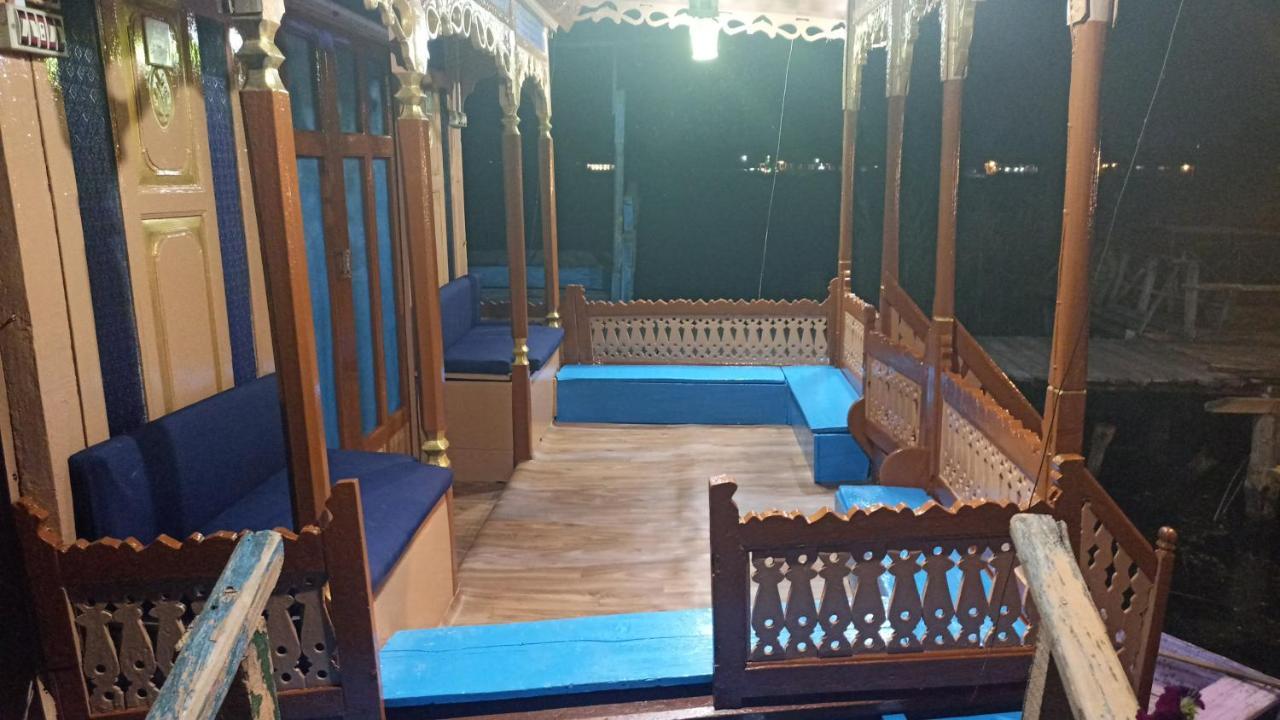 Houseboat Blue Dolphin *