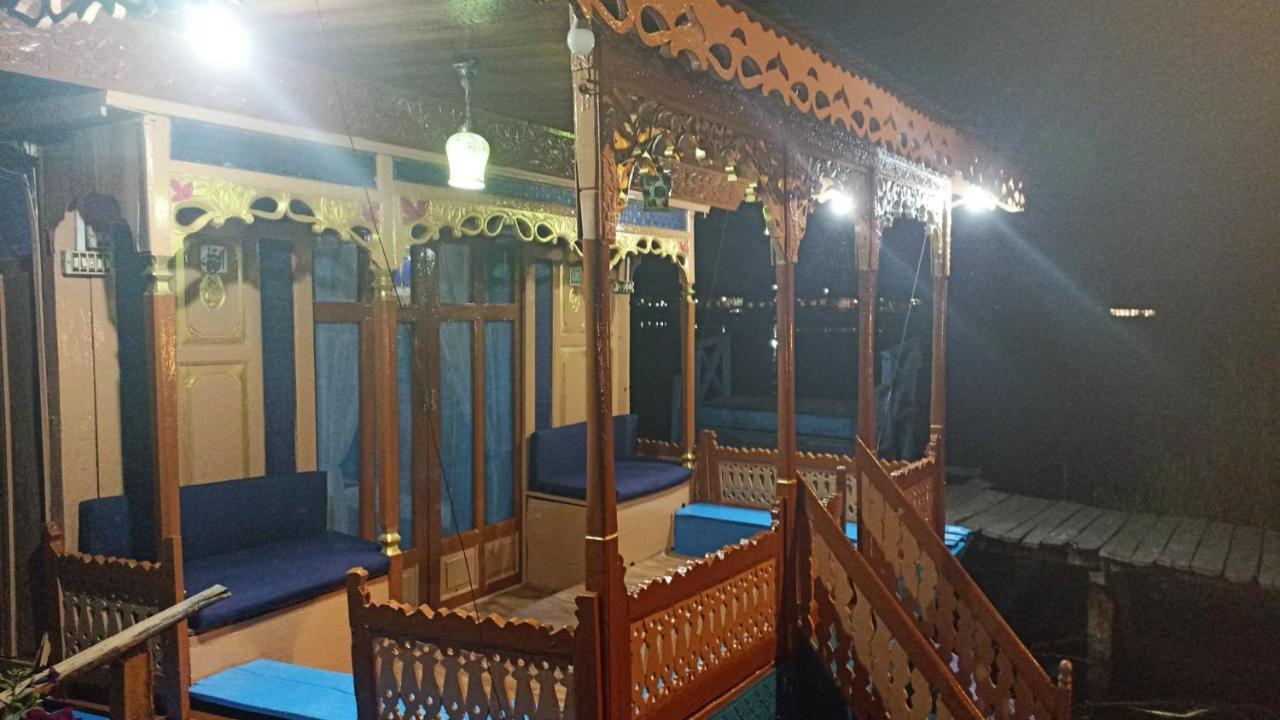 Houseboat Blue Dolphin * Srinagar (Jammu and Kashmir)
