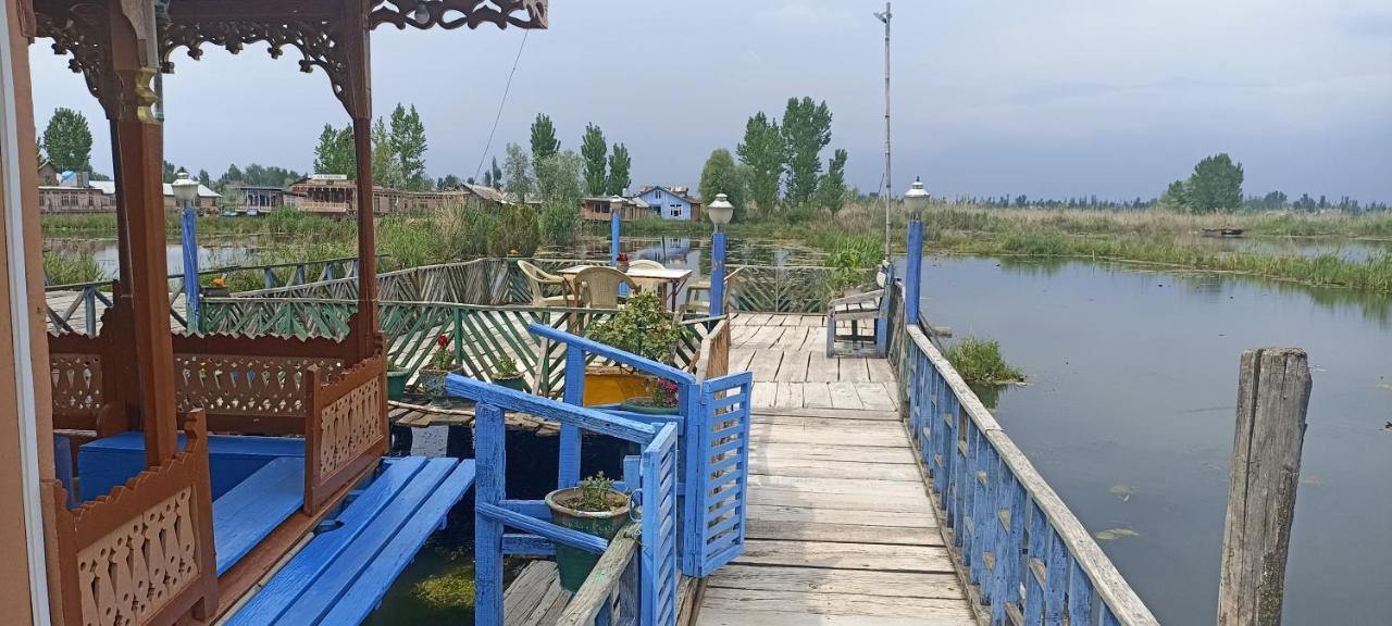 Houseboat Blue Dolphin Srinagar (Jammu and Kashmir)