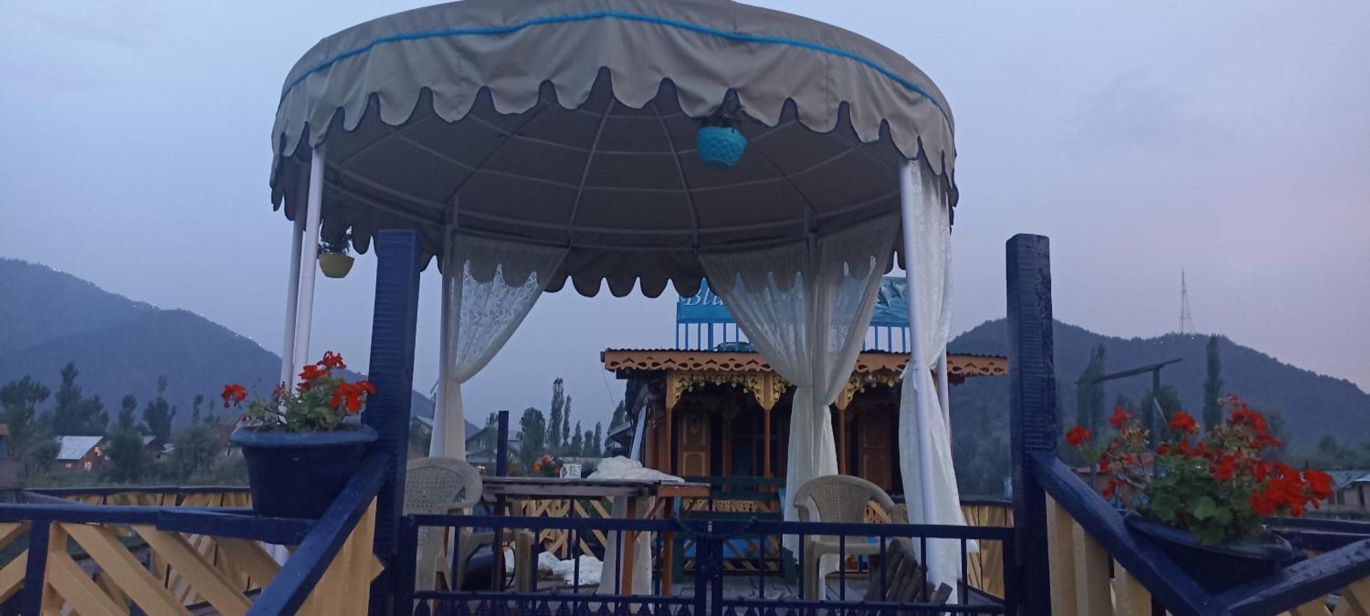 Houseboat Blue Dolphin Botel