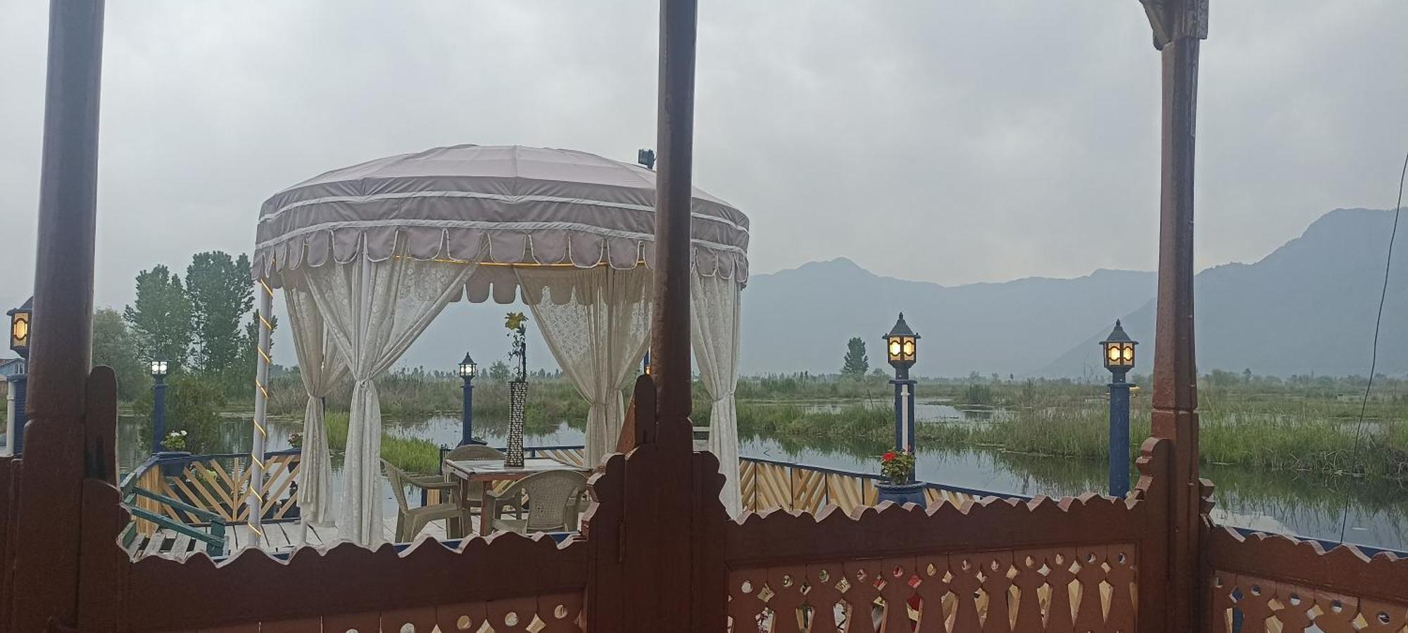 Botel Houseboat Blue Dolphin Srinagar (Jammu and Kashmir)