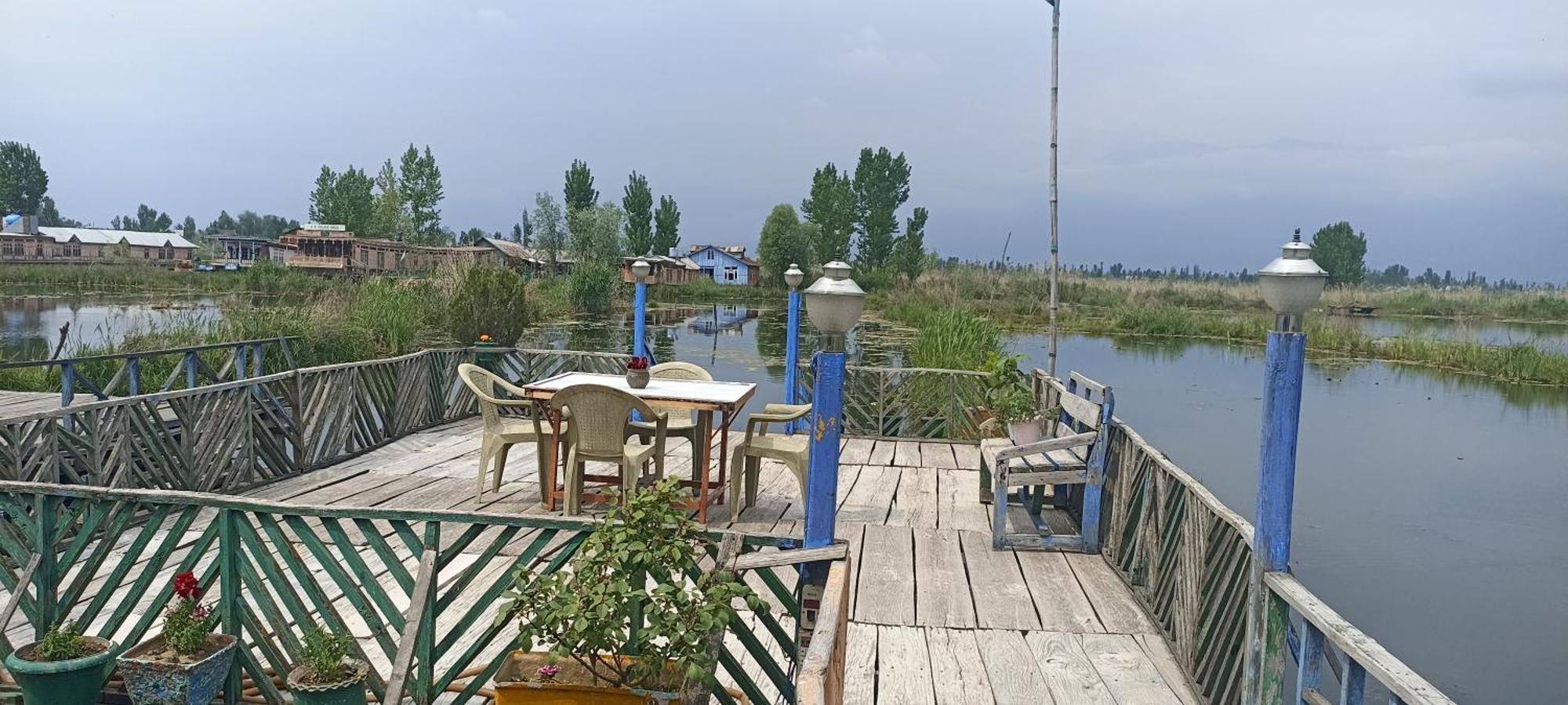 Botel Houseboat Blue Dolphin *
